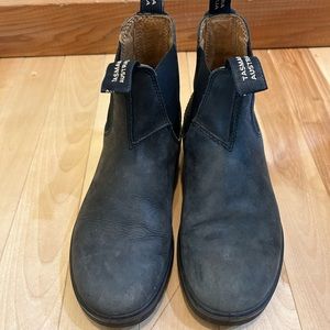 Size 8 womens blundstone black/charcoals